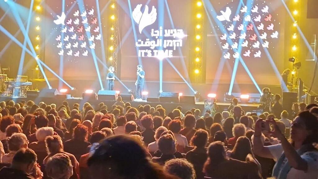 אקספו תל אביב, הערב (צילום: וועידת השלום העממית בתל אביב) שר החוץ הצרפתי ז'אן נואל הכריז כי צרפת תארח ועידת שלום בינלאומית
