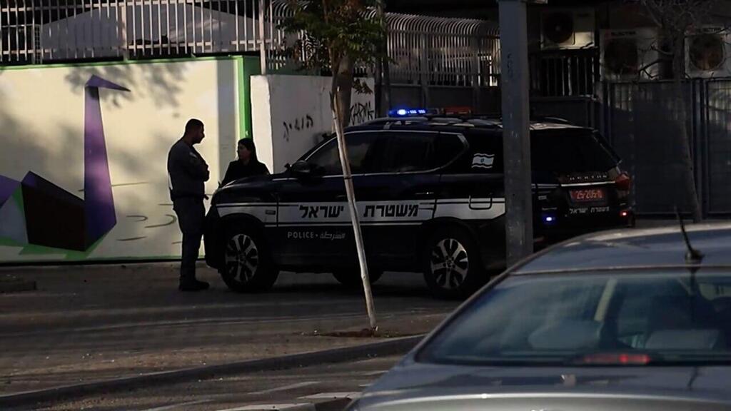 במרחק מטרים מניידת עומדים משתמשי סמים בגלוי, וקטטות מתפתחות (צילום: מיקי שמידט) דרום תל אביב