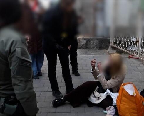 שרה, דרת רחוב, דקות אחרי עוד עימות עם המשטרה: "אתה בא ומבקש עזרה מהשוטר, והוא סוגר את החלונות וגולל כל הלילה בטיקטוק" (צילום: מיקי שמידט) סיור במתחם התחנה המרכזית הישנה בתל אביב