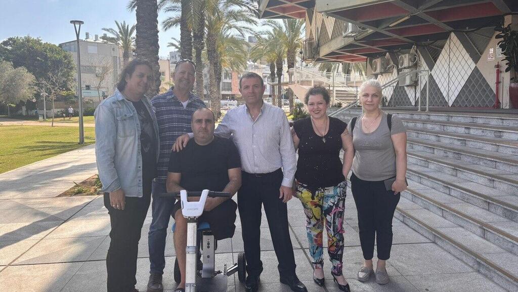 הקלנועית החדשה שנתרמה לאלכסנדר אלכסנדר בקורשווילי קיבל במתנה קלנועית חדשה מאבי לב ארי