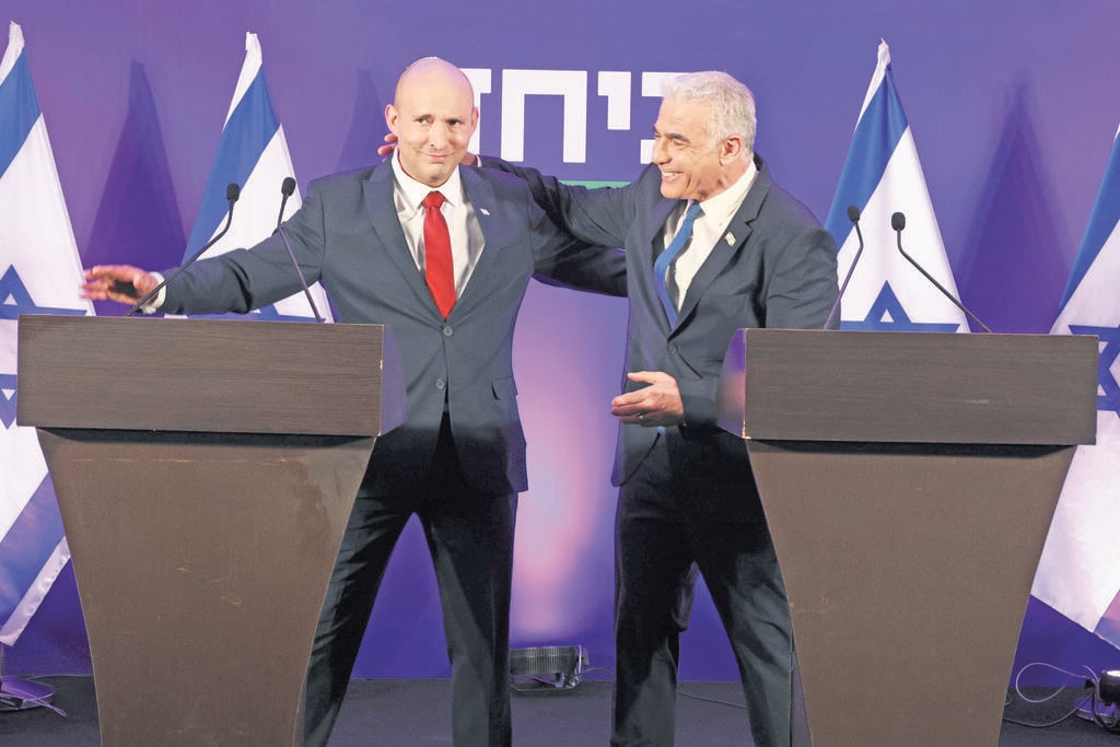 חוגגים את האיחוד. לפיד מעוניין להרתיע את שותפיו האחרים של בנט מלחשוב שוב על חבירה לנתניהו (צילום: דנה קופל) נפתלי בנט ויאיר לפיד