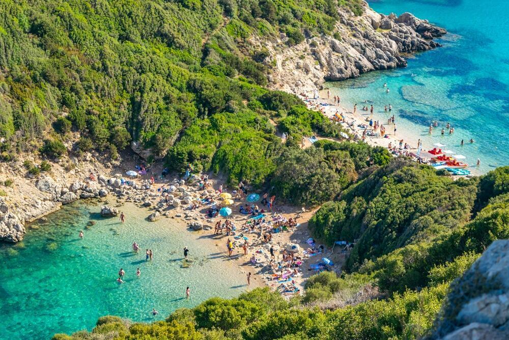 חוף Porto Timoni, יוון (צילום: Jana Janina / shutterstock) חוף Porto Timoni, יוון