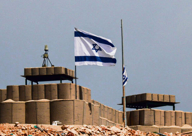המילה "שלום" כבר לא נשמעת בקהיליית הכלכלנים. מוצב בגבול לבנון | צילום: REUTERS/Florion Goga