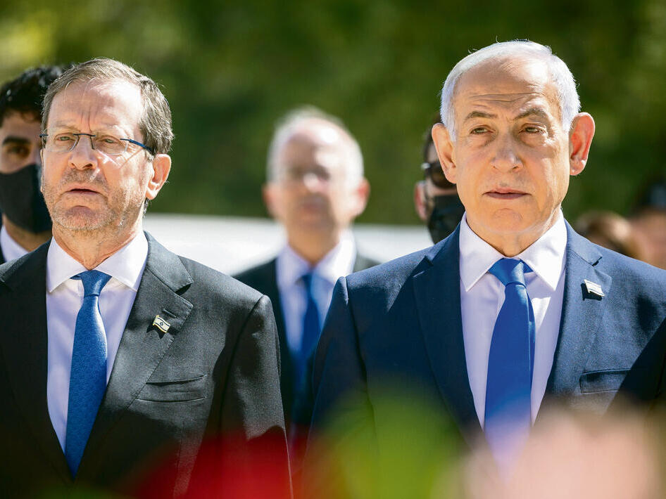 נתניהו והרצוג. אם יש סולם, הוא מוצב בבית הנשיא | צילום: OREN BEN HAKOON