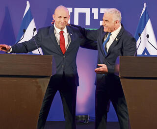 חוגגים את האיחוד. לפיד מעוניין להרתיע את שותפיו האחרים של בנט מלחשוב שוב על חבירה לנתניהו | צילום: דנה קופל