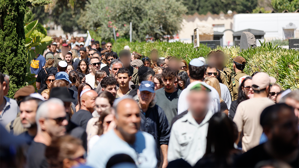 המונים בהלווייתו של סמל בן חמו, הבוקר (צילום: נמרוד גליקמן) הלוויתו של סמל ליאם בן חמו בבית העלמין הצבאי בהרצליה