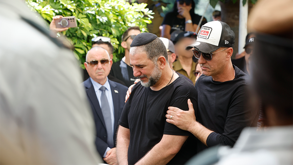 האב משה בהלוויה: "סליחה שלא שמרתי עליך" (צילום: נמרוד גליקמן) הלוויתו של סמל ליאם בן חמו בבית העלמין הצבאי בהרצליה