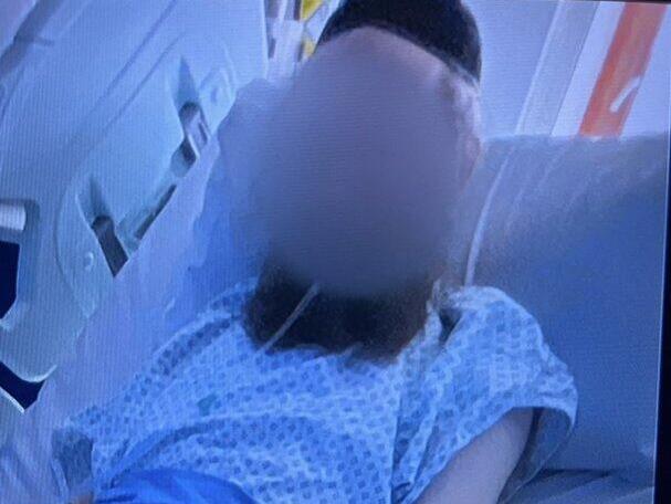 שלוימה רנד שנדקר בחזהו בתיעוד מבית החולים: "תודה לאל שהוא לא הצליח לקחת את חיי" (צילום: מתוך X) שלוימה רנד שנפצע קשה בפיגוע הדקירה בשכונת גולדרס גרין בלונדון