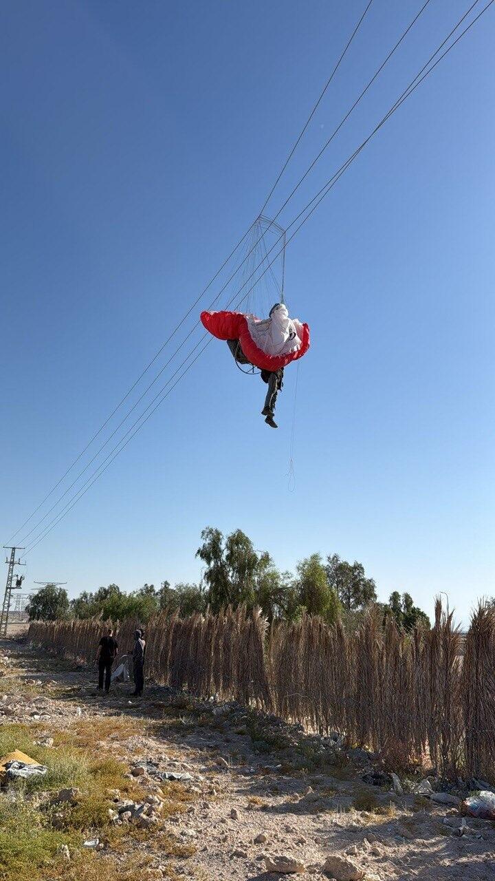 הצנחן שנתקע על חוטי החשמל (צילום: חברת החשמל) גבר צנח ונתקע בחוטי חשמל