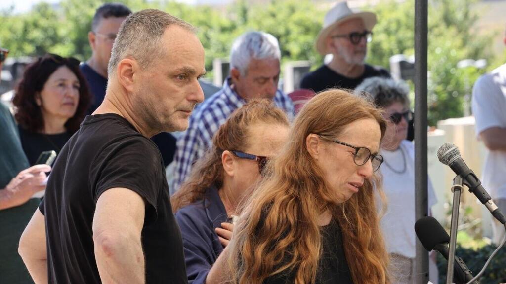 הנכדה נעמה סופדת. מתוך לווייתו של יאיר גרבוז