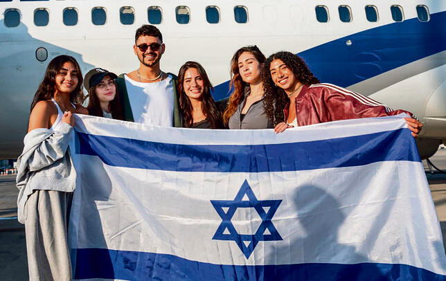 נועם בתן והרקדניות שילוו אותו באירוויזיון