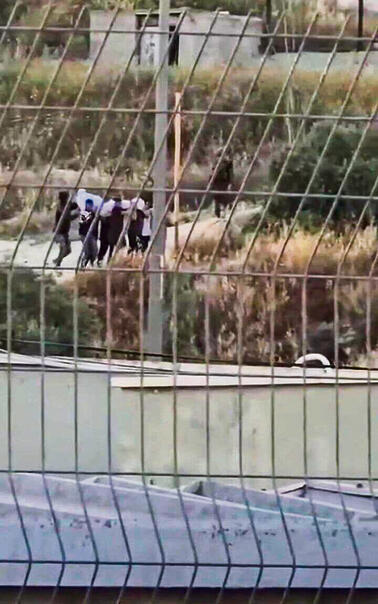 תיעוד מהעברת הגופה למיקום אחר