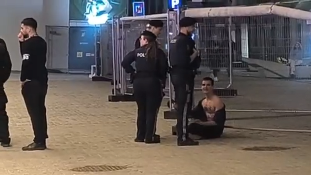 העצור שניסה להפריע והורחק (צילום: דוד שטיינר) האדם שניסה להפריע והורחק