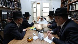 המסכות הוסרו