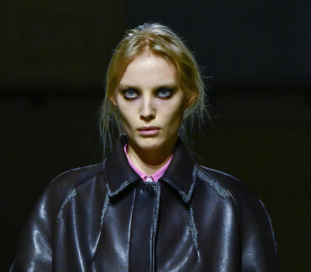 Model at the Prada show (Photo: Gettyimages IL/Marco M. Mantovani) דוגמנית בתצוגה של פראדה