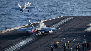 מטוס F/A-18E סופר הורנט על  נושאת המטוסים אברהם לינקולן
