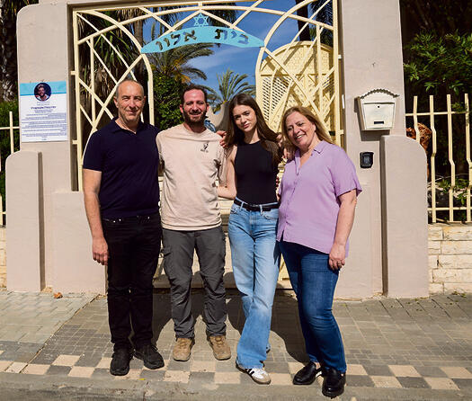 ההורים דניאלה וחביאר, האחות נעה והמנכ”ל נועם