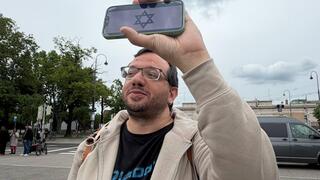 אחד מול מאות: הישראלי שהתייצב מול מחאת הענק נגד ישראל בווינה