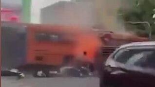 רכבת משא התנגשה באוטובוס ציבורי בבנקוק