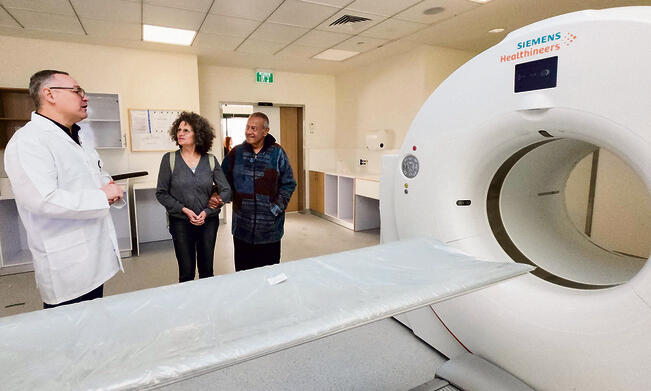 בני הזוג אורנה וזהר נחום ליד מכשיר ה־ PET-CT | צילום: דוברות המרכז הרפואי הלל יפה בני הזוג אורנה וזהר נחום ליד מכשיר ה־ PET-CT | צילום: דוברות המרכז הרפואי הלל יפה