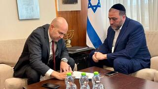 ח"כ ארבל חותם על הפטרותו מול יו"ר הכנסת אוחנה