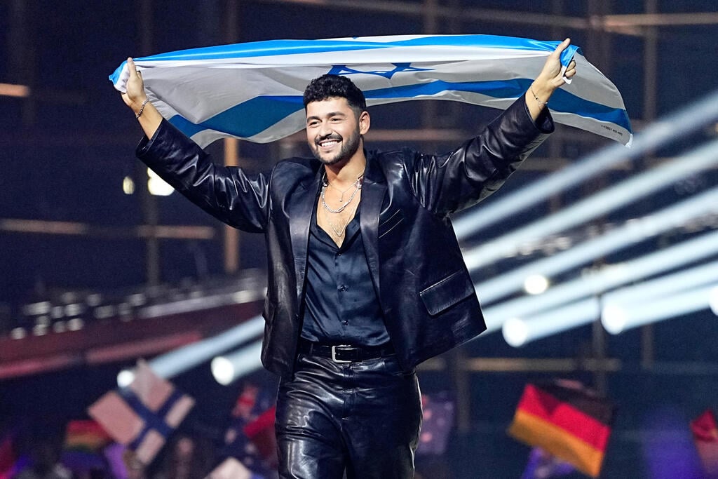 נועם בתן עם דגל ישראל בגמר האירוויזיון, 2026