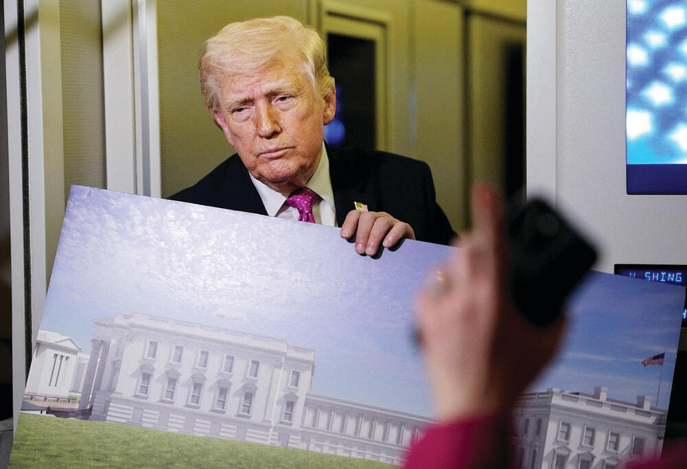 טראמפ מראה את תוכניות האולם (Elizabeth Frantz, REUTERS) טראמפ מראה את תוכניות האולם