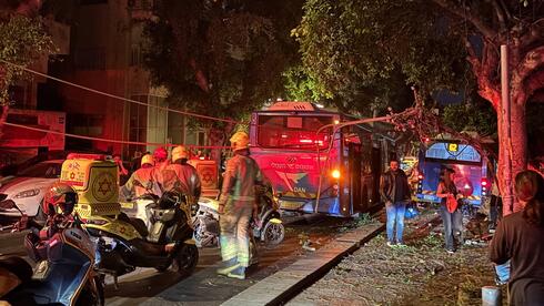 אוטובוס פגע בעץ ובעמוד חשמל בלב ת”א: בת 11 נפצעה אנושות, שניים במצב קשה
