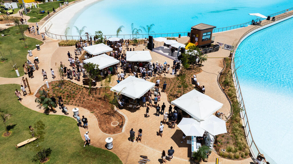 "שבועות בלגונה" ב-Surf Park TLV (צילום: אורי מגנוס) "שבועות בלגונה" ב-Surf Park TLV