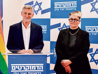 אריאלי לצד יו"ר הדמוקרטים גולן (ללא) אריאלי לצד יו"ר הדמוקרטים גולן