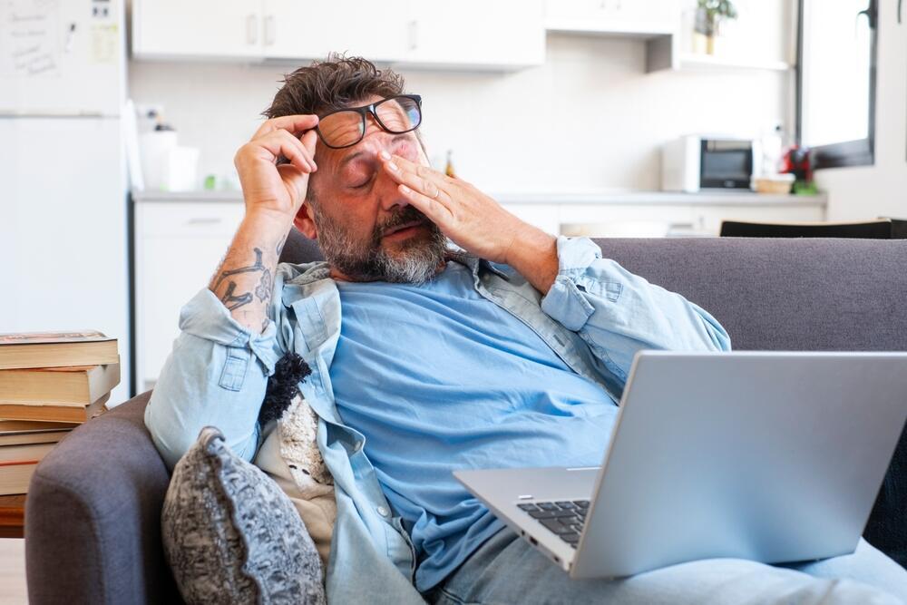 חוסר שינה משפיע גם על הרגלי היציאות (צילום: shutterstock) גבר, עייפות