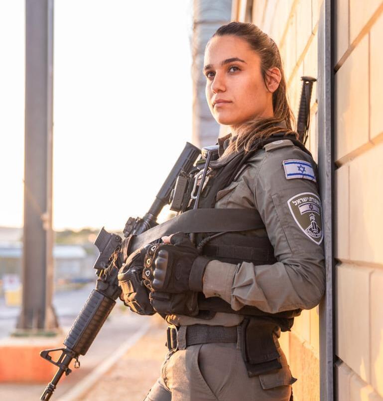 ''השארנו את החיים מאחור''. עמית גור במהלך שירותה (צילום: אלבום ביתי) עמית גור במהלך שירותה