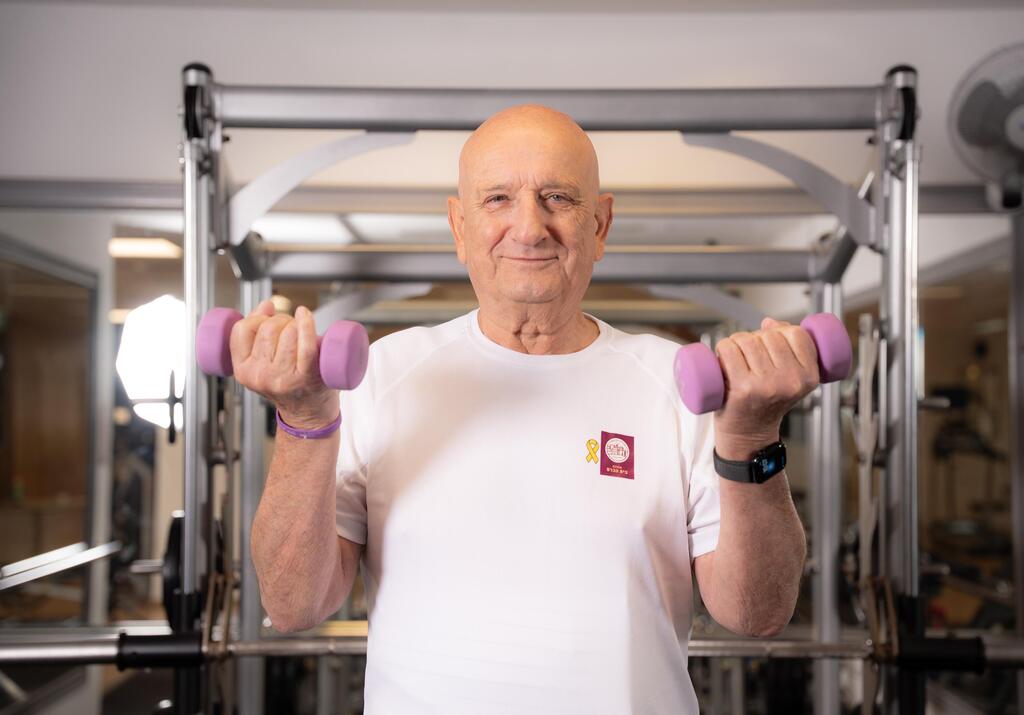 דייר האחוזות בחדר הכושר. אורח חיים בריא עם מגוון פעילויות ספורט (אחוזת רובינשטיין) דייר האחוזות בחדר הכושר. אורח חיים בריא עם מגוון פעילויות ספורט
