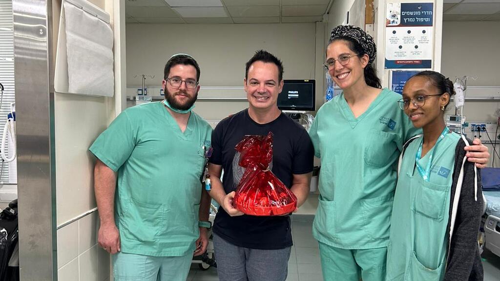 אייל גרש עם צוות המחלקה שהציל את חייו (צילום: באדיבות המרכז הרפואי שמיר) אייל גרש