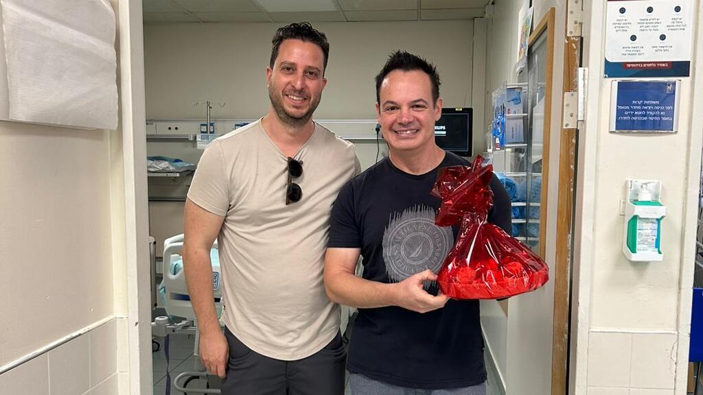 "כשקמתי, לא זיהיתי אף אחד". אייל גרש (מימין) עם בן זוגו אורי (צילום: באדיבות המרכז הרפואי שמיר) אייל גרש