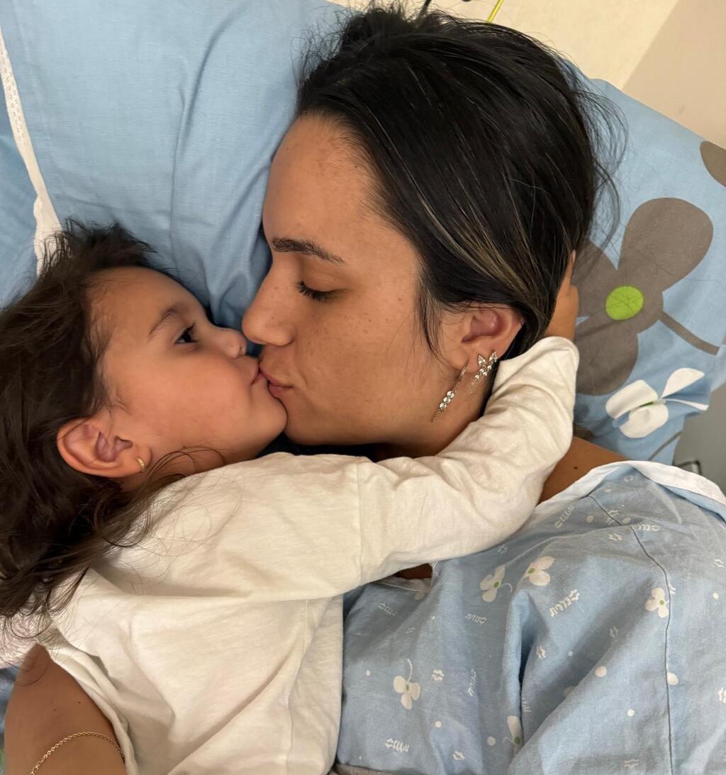 ''היו ימים שלא יכולתי להיות לידה בכלל''. עמית גור ובתה (צילום: אלבום ביתי) עמית גור ובתה