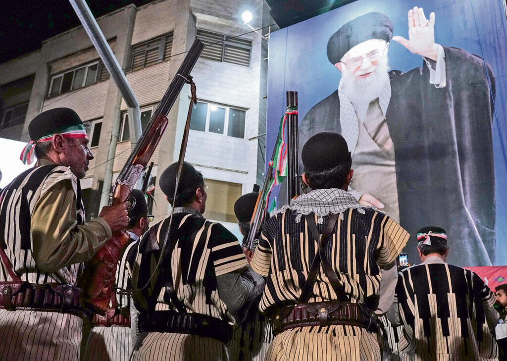 טהרן, השבוע. אין פתרון אידיאלי, ובהנחה שאין נשק סודי חדש ומתוחכם - וכנראה אין - עדיף להמשיך עם המצור | צילום: אי-פי, Vahid Salemi (Vahid Salemi, AP Photo/Vahid Salemi) טהרן, השבוע. אין פתרון אידיאלי, ובהנחה שאין נשק סודי חדש ומתוחכם - וכנראה אין - עדיף להמשיך עם המצור | צילום: אי-פי, Vahid Salemi