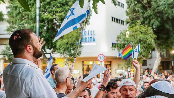 עימותים בין דתיים לחילונים בכיכר דיזנגוף. להוריד את החומות, לא להגביה אותן | צילום: דנה קופל עימותים בין דתיים לחילונים בכיכר דיזנגוף. להוריד את החומות, לא להגביה אותן | צילום: דנה קופל