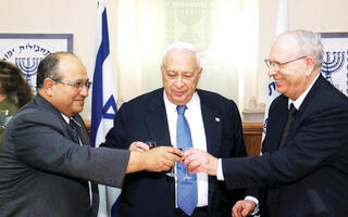 שרון עם דגן. כאז גם היום, המועמד שהגיע מבחוץ עשוי להפתיע את מתנגדיו | צילום: לע"מ