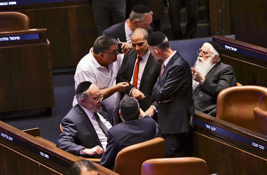 יו"ר הקואליציה לצד נציגים מהסיעות החרדיות אתמול