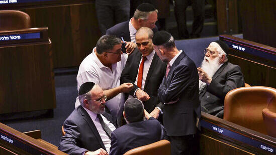 יו"ר הקואליציה לצד נציגים מהסיעות החרדיות אתמול
