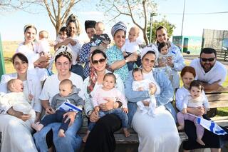 חגיגות חג השבועות בקיבוץ שלומית התינוקות החדשים בקיבוץ 