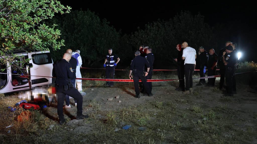 זירת הרצח. הקטין ביקש משאית או גרר כדי לפנות את הרכב שבו היו הגופות (צילום: טל שחר) גבר ואישה אותרו ללא רוח חיים בשטח פתוח בגזרת משמר איילון