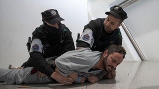 פעילי המשט לעזה נעצרים על ידי משטרת בילבאו בחזרתם למדינה