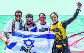 המדליסטיות עם עוזר המאמן עודד אשר והמאמן שחר צוברי