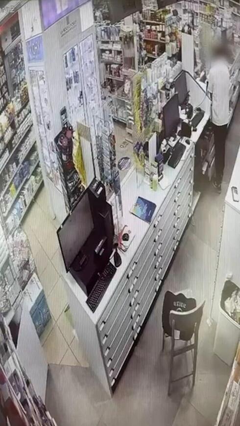 רופא שלף סכין, איים על רוקח וניסה לשדוד בית מרקחת | תיעוד