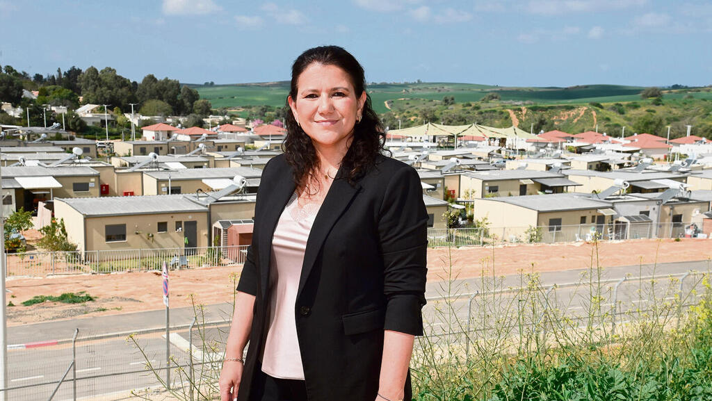 יפעת עובדיה לוסקי במתחם בקיבוץ רוחמה שהוכשר כבית למפוני כפר עזה (הרצל יוסף) יפעת עובדיה לוסקי במתחם בקיבוץ רוחמה שהוכשר כבית למפוני כפר עזה