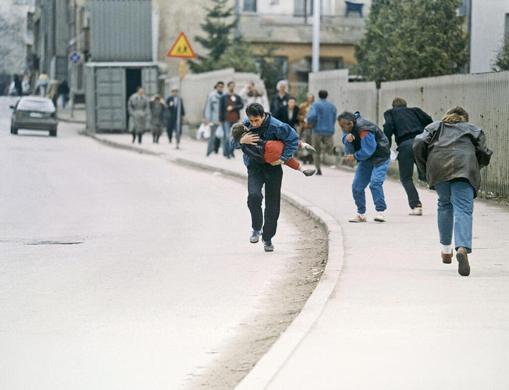 סרייבו בזמן מלחמת האזרחים (Michael Stravato, ASSOCIATED PRESS) סרייבו בזמן מלחמת האזרחים