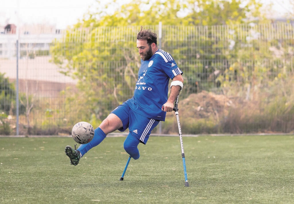 Tzach Shichrur, captain and founder of Israel’s amputee soccer team (Photo: Oz Moalem) צח שחרור, קפטן ומייסד נבחרת ישראל בכדורגל לקטועי גפיים