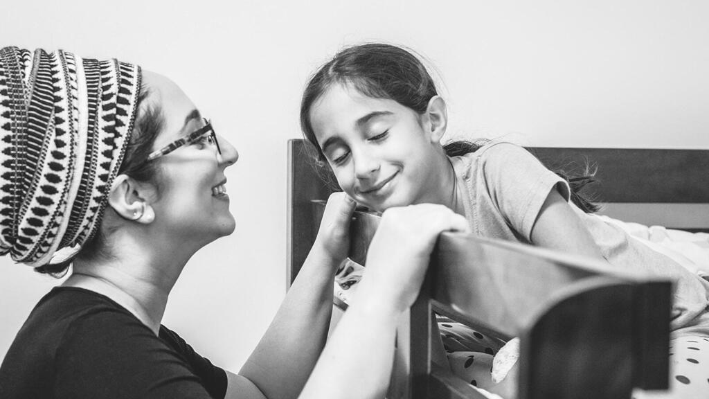 ''זה דורש ים של סבלנות''. אפרת וקסלר ובתה (צילום: ג'ניה פפרמן) אפרת וקסלר וילדיה